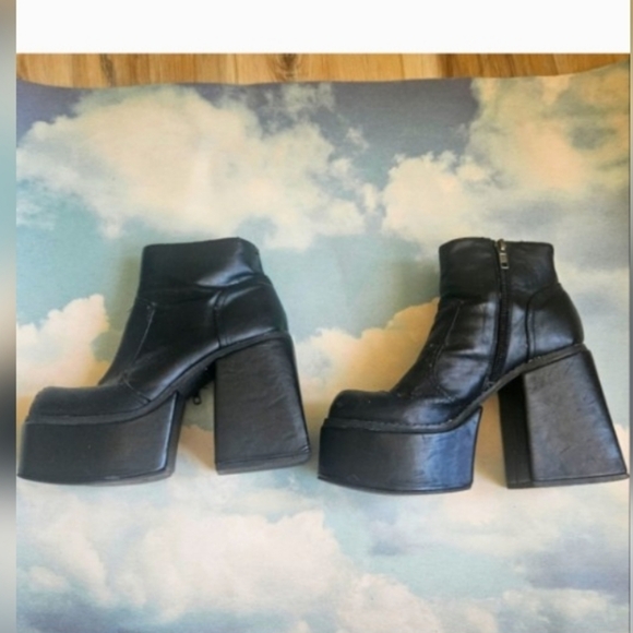 YRU Shoes - Dolls kill Yru Vida Mondo Boot Platform Heels Goth Black Chunky Boots 90s Boot